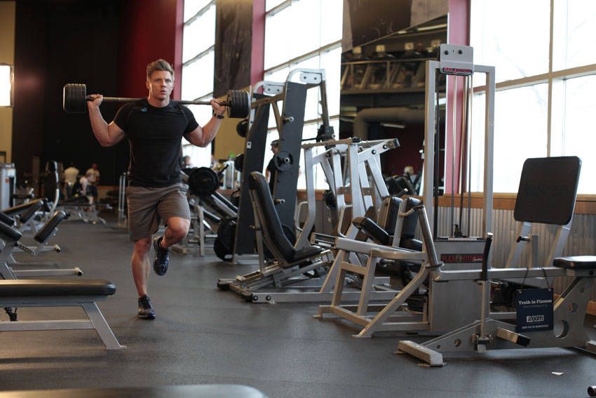 Walking Lunge demonstration, start of the movement, targeting the quads