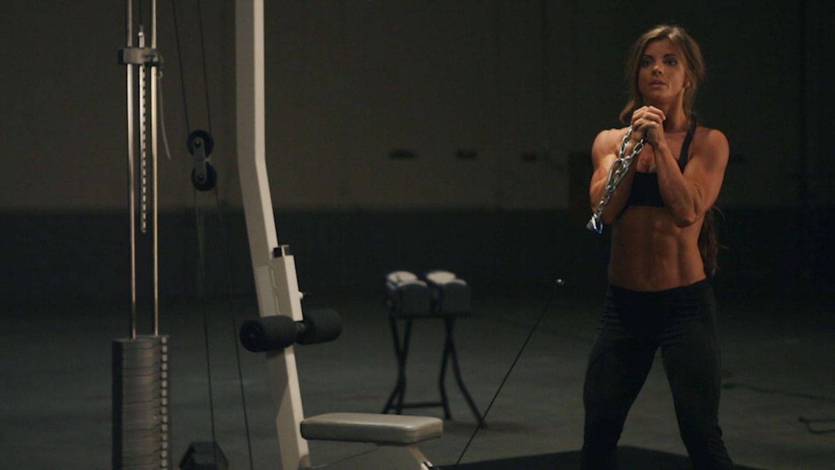 Pallof Press demonstration, start of the movement, targeting the abs