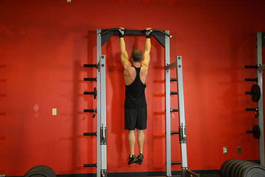 Chin-Up demonstration, start of the movement, targeting the back