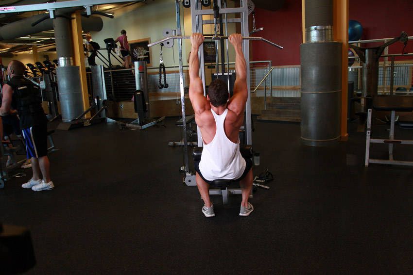 Close-Grip Lat Pulldown demonstration, start of the movement, targeting the back