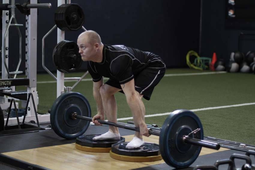 Deficit Deadlift demonstration, start of the movement, targeting the back
