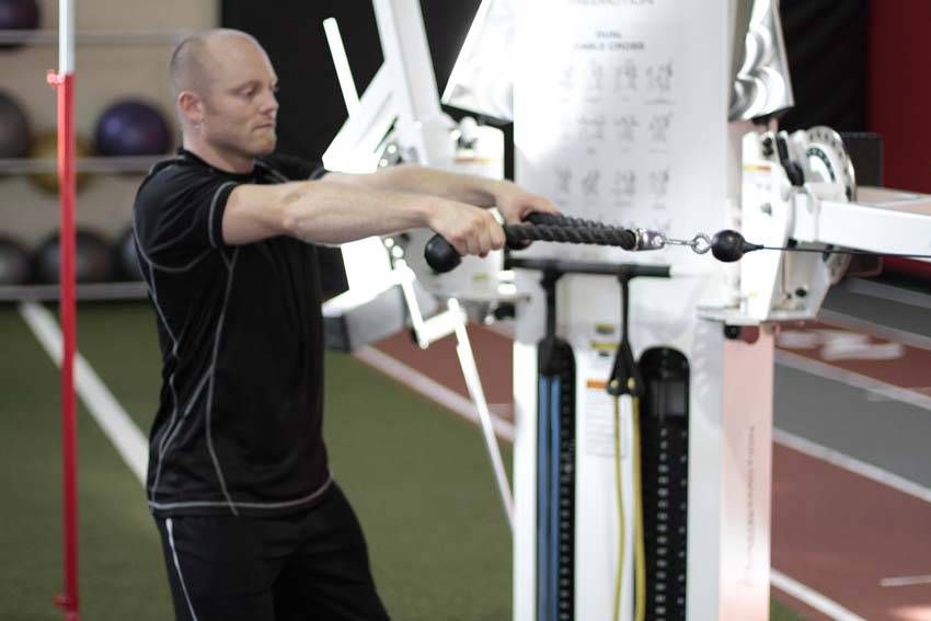 Face Pull demonstration, start of the movement, targeting the traps