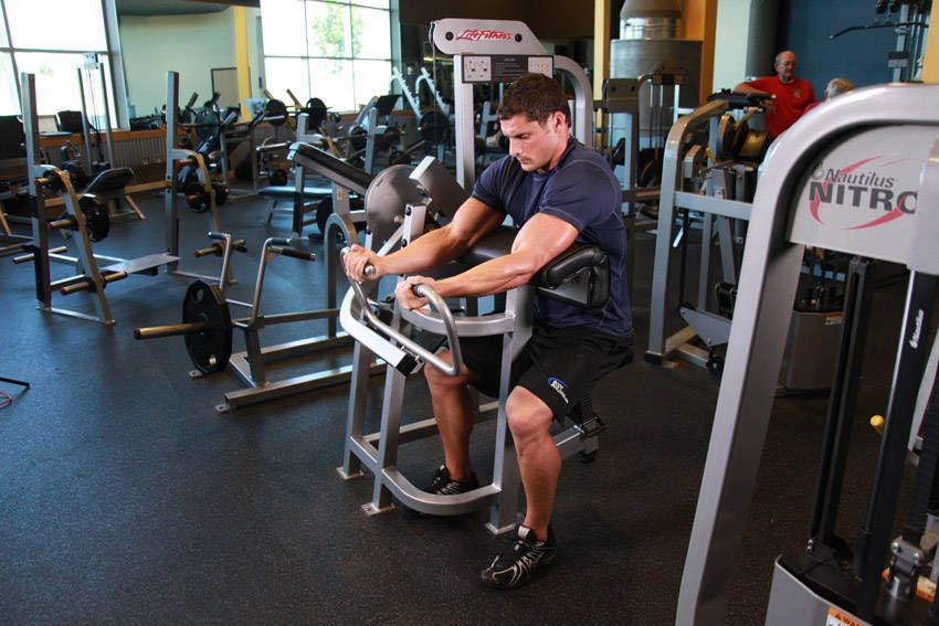 Machine Preacher Curl demonstration, start of the movement, targeting the biceps