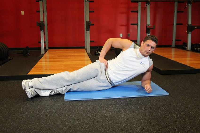 Side Plank demonstration, start of the movement, targeting the abs