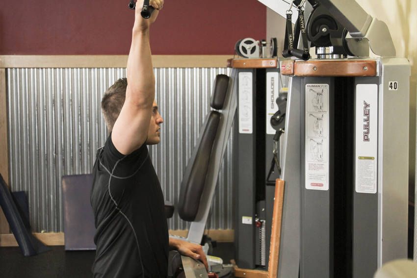 Single-Arm Lat Pulldown demonstration, start of the movement, targeting the back