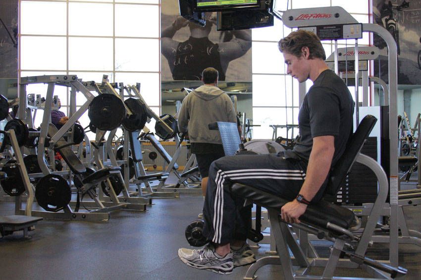 Single-Leg Extension demonstration, start of the movement, targeting the quads