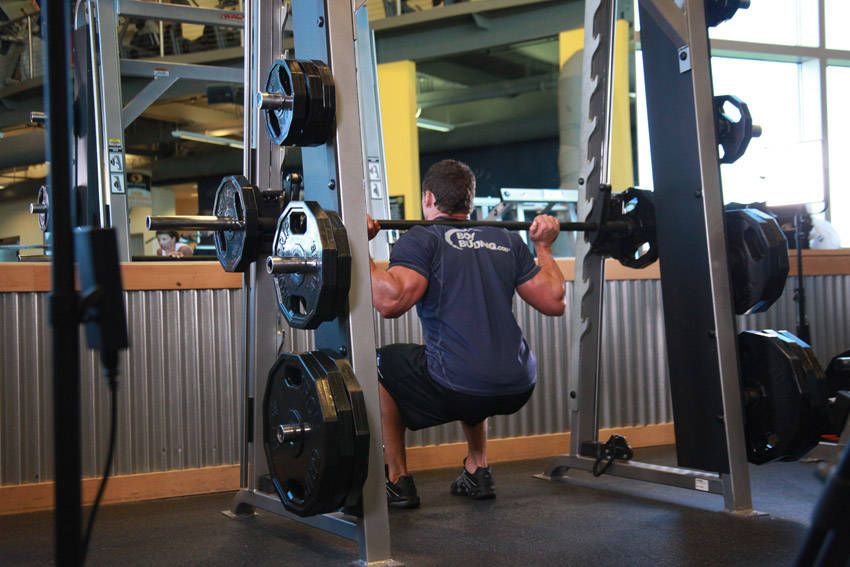 Smith Machine Split Squat demonstration, start of the movement, targeting the quads