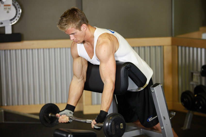 Spider Curl demonstration, start of the movement, targeting the biceps