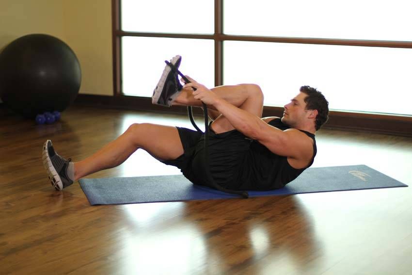 Standing Quad Stretch demonstration, start of the movement, targeting the quads