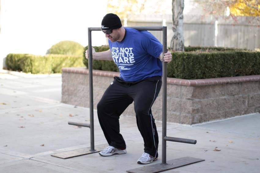 Yoke Walk demonstration, start of the movement, targeting the quads
